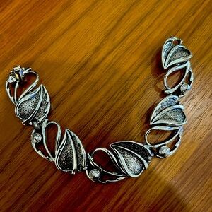Sarah Coventry silver tone leaf bracelet